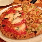 ピッツェリア ノーチェ - ピッツァ（ズワイガニ・長ネギ・アンチョビ・カラスミとマルゲリータのハーフ＆ハーフ）