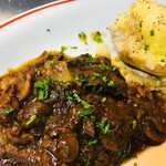 쇠고기 뺨 고기와 포르치니 버섯의 셰리 주조