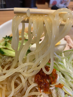 Moriokamarumen - しっかり腰のある麺です。パスタと同じ押し出し麺なんですね。丸くて透き通っています。
