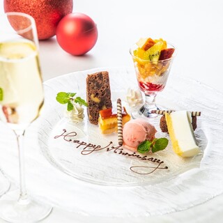 Celebrate special occasions such as anniversaries and birthdays with a dessert plate.