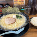 横浜家系ラーメン春吉家 - 塩の麺は普通！味も普通！脂多目！