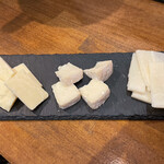 セイム オールド トウガネ イーティング ハウス - チーズ3種盛（カマンベール、ペコリーノ、スモーク）(850円)