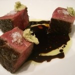 やまぐち - ＜2012.12月＞イチボに近い部分の特上ステーキに西洋わさびと塩を乗せて