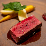 レストラン オオツ - 2021.12 北海道産蝦夷鹿のロースト そのジュのソース  セルフィーユの根 人参コンフィ ビーツのピュレと黒トリュフ