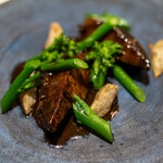 レストラン オオツ - 2021.12 函館産エゾアワビ 赤ワインと肝のソース スティックセニョール アーティチョークのソテー