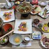ゆうすげ温泉 - 『ゆうすげ温泉旅館』「夕食」こちら、『ゆうすげ温泉旅館』では、豪華で膨大な量が提供される「夕食」が名高いようだ。実際、この私を以てしても、満足感のあるその量は、なかなかのものであった。