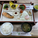 ゆうすげ温泉 - 『ゆうすげ温泉旅館』「朝食」香の物三種に梅干し、焼き魚、目玉焼き、焼海苔にサラダとあれば、まあ満足であろう。特に、鮭の鮮度が高く、味わいに甘さが感じられた。