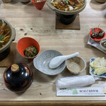 ゆうすげ温泉 - 『ゆうすげ温泉旅館』「夕食」着座時のセット状態。この後「鰻の蒲焼の玉子綴じ」に火が入れられ、「茶碗蒸し」「ローストビーフ」「刺し身」「鮎の塩焼き」「天麩羅」が出来立で配膳される。