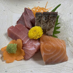 ゆうすげ温泉 - 『ゆうすげ温泉旅館』「夕食」刺し身。厚めに切られた「はまち」「まぐろ」「サーモン」が各 2枚 ずつ、「さわら」が 3枚 配膳された。これだけの分厚さで提供されると満足感が高い。「さわら」の刺身は淡泊でほんのりと甘みがあった。