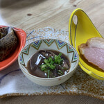 ゆうすげ温泉 - 『ゆうすげ温泉旅館』「夕食」先付け〔お通し〕としての位置づけであろう。バイ貝の煮付け、蛍烏賊の沖漬け、合鴨のスモークが予め配膳されていた。