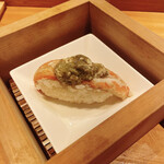 飛 - ズワイガニの蒸し寿司；この季節ならではの味わい