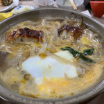 ゆうすげ温泉 - 『ゆうすげ温泉旅館』「夕食」鰻の蒲焼の玉子綴じ。鰻は 3cm 程の切り身で三枚投入され、出し汁の中に大量の牛蒡のささがきと三つ葉が添えられている。メインの鍋料理として一風変わった品の提供でテンションが上った。なかなかに美味であった。