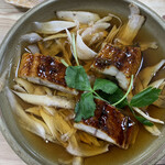 ゆうすげ温泉 - 『ゆうすげ温泉旅館』「夕食」鰻の蒲焼の玉子綴じ。この品が、今回のメインディッシュに当たるのであろうか。 着席をすると、中居さんによって「鰻の玉子綴じ」に火が入れられる。卵を割って、玉子綴じの準備をして、出来上がるのを待つ。