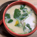 ゆうすげ温泉 - 『ゆうすげ温泉旅館』「夕食」茶碗蒸し。個人的には「茶碗蒸し」は大好きなので嬉しいところだ。具材がかなり豊富な作りで、出汁もよく利いていて美味しく戴けた。数品の具材で誤魔化すことなく、こう言うところに手を抜かない姿勢は有り難い。