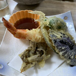 ゆうすげ温泉 - 『ゆうすげ温泉旅館』「夕食」天麩羅盛り合わせ。配膳品は、茄子、南瓜、ピーマン、舞茸、海老である。月並みな品揃いではあるが、揚げたての提供は実に嬉しい。海老天は黒虎〔ブラックタイガー〕かと思われるが、先ず先ずの大きさであり、満足感の高い品であった。