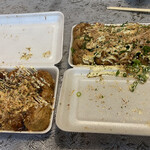 じゃんぼ総本店 久米川駅前店 - 左はソース味、15個。右はネギ醤油、15個。