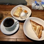 LALALA CAFE - ホットコーヒー300円、ポテサラサンド200円、厚切りバタートーストハーフ＋ゆでたまご200円