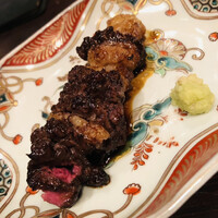 たでの葉 - 月の輪熊のタレ焼き。これは最高。言われなければ熊とは思えない仕上がり。薬味の本山葵も合う