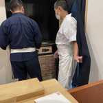 勢麟 - 鰻を焼いています