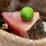 すし宮川  - 鰹、軽く塩漬け藁焼き、山山葵と生姜