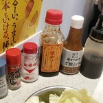 Kushikatsu Tanaka - 抹茶塩、七味唐からし、食卓塩、激辛ソース、万能しょうゆ、ソース