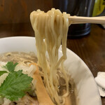 さぶろう - 麺は中細のややちぢれた麺。スープとの相性良し。