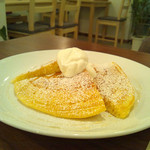 cafe RODI - プレーンパンケーキ（生クリームのせ）