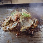 亀八食堂 - ホルモンにも火が通ってきた