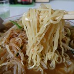 故郷本店 - 中細縮れ麺は延びてるのも承知