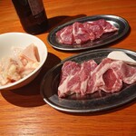 帯広ジンギスカン しのはら  - 生ラムショルダー 390円、生ラムカタロース 780円、国産特上牛ミノ 980円(全て税込)