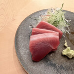 木挽町 とも樹 - 鰹用の玉ねぎ醤油と戻り鰹の刺身