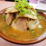 Ichiraku Ramen - 味噌チャーシュー。チャーシュー、てんこ盛りです。