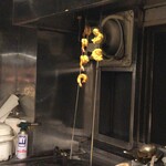 スパイスバザール アチャカナ - タンドール窯からこんにちは！エビと鶏？上にﾁｮｲと引っ掛けているところ