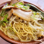 一楽ラーメン - チャーシューの下には、もやしがたっぷり。