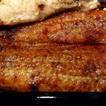 うなぎ炭火焼 みずの - うな重 紅白の蒲焼きのアップ