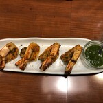 スパイスバザール アチャカナ - 【エビの香味焼き4ｐ】720円　尻尾までﾊﾟｸﾘ