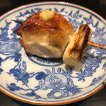 鳥匠 いし井 - 一思いに口の中に放り込むと…鶏肉の旨味と皮のパリッと感ともに素晴らしい鶏肉の脂と肉汁が迸る！何という旨さ何でしょ！もっと抱き身に抱かれたい\( ˆoˆ )/