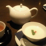 東天紅 - 杏仁豆腐とジャスミン茶