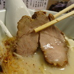 浅草名代らーめん 与ろゐ屋 - 【〜 季節のらーめん 秋の豆乳塩らーめん 〜】しっとりとしたチャーシュー...