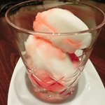 ヴィアート - 【'12/12/12撮影】木戸シェフ自慢 本日のスペシャリテ 1000円 のライチのシャベット ストロベリーソース掛け