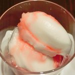 ヴィアート - 【'12/12/12撮影】木戸シェフ自慢 本日のスペシャリテ 1000円 のライチのシャベット ストロベリーソース掛け