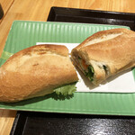 ハノイマチ - 3. 豚肉と野菜のバインミー（bánh mỳ thit）