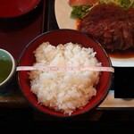 藤 - 豚しょうが焼き定食(厚切り)1600円　お茶碗の直径13.5cm