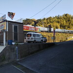 鶏笑 - ホテル裏の駐車場に行く道沿いです