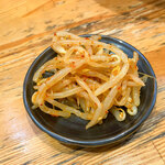 らーめん屋 一火 - 「辛もやし」（1皿・50円）。美味しかった。