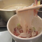 Fura Wa - 納豆が入ったそばちょこに薬味を入れてつゆを注ぎ、熱々のうどんをからめて食べます。