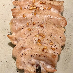 オオクサ - 京紅地鶏のはらみにはアクセントの黒胡椒と白胡麻