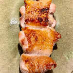 オオクサ - 本日のモモ肉も巨大　天城軍鶏です