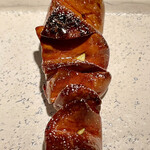 オオクサ - 完璧な火入れの熊野地鶏のレバーにはヒマラヤのピンク岩塩をパラリ