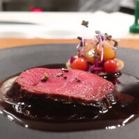 IZA - 蝦夷鹿シンタマの炭火焼き ドクターペッパーソースアップ